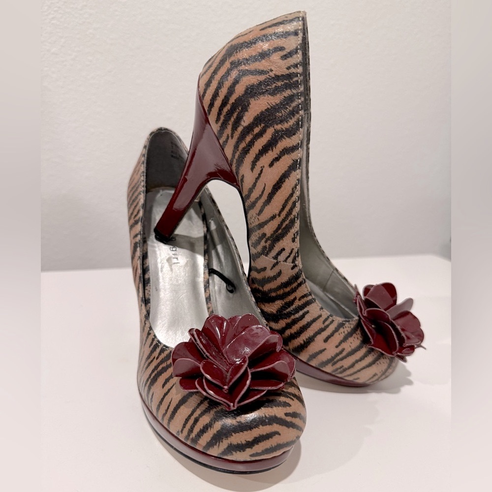 👠 Madden Girl Tiger Print & Burgundy Patent Leather Heels - Picture 3 of 12